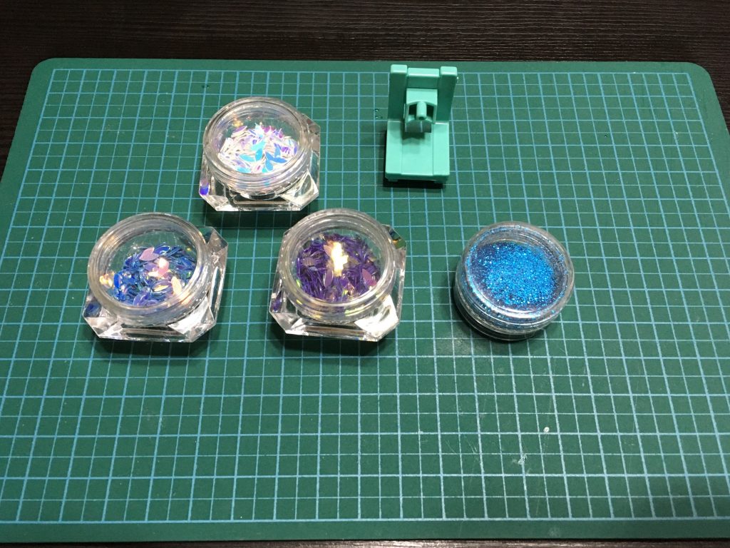 結晶は、ネイルアート用のラメチップ。あと、ブルーのラメパウダーは台座とクリスタルにパラパラと振りかけてパールクリアでコーティングです。