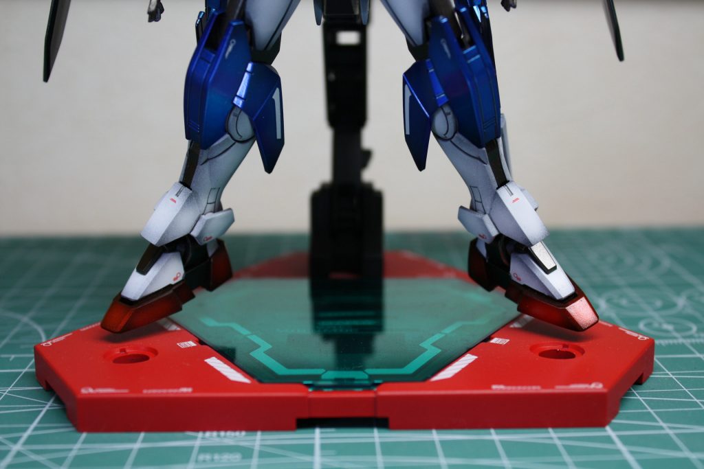 台座：今回はダイバーギアを赤く塗装して台座にしました。