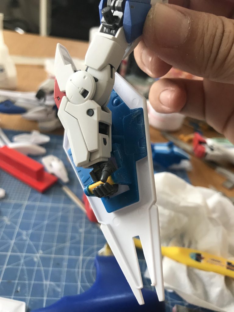 シールドは膝での接続では無く、左手に持たせるという方法をとりました^_^
持ち手の部分はランナーを削って作りました^_^