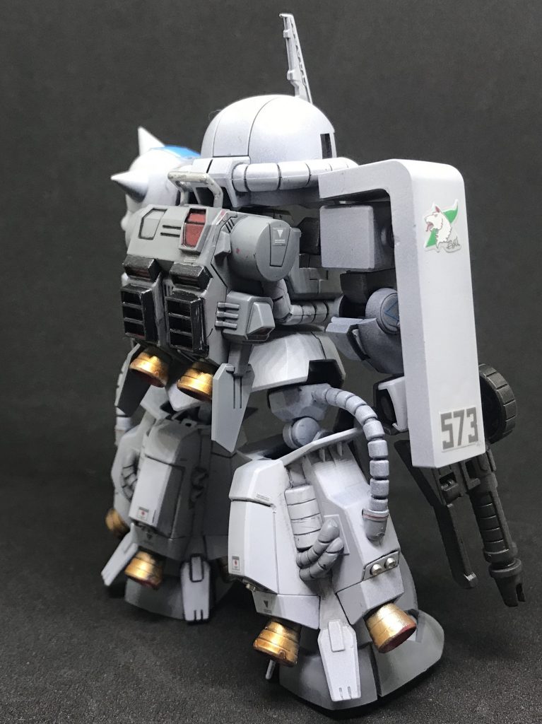 肩部はHGUCの肩をくり抜き、CSフレームを組み込んでいます。足は腿はCSフレームで腿より下はHGUCのシン・マツナガ専用ザクを使用、足首はクロスシルエットのザクを使用しました。