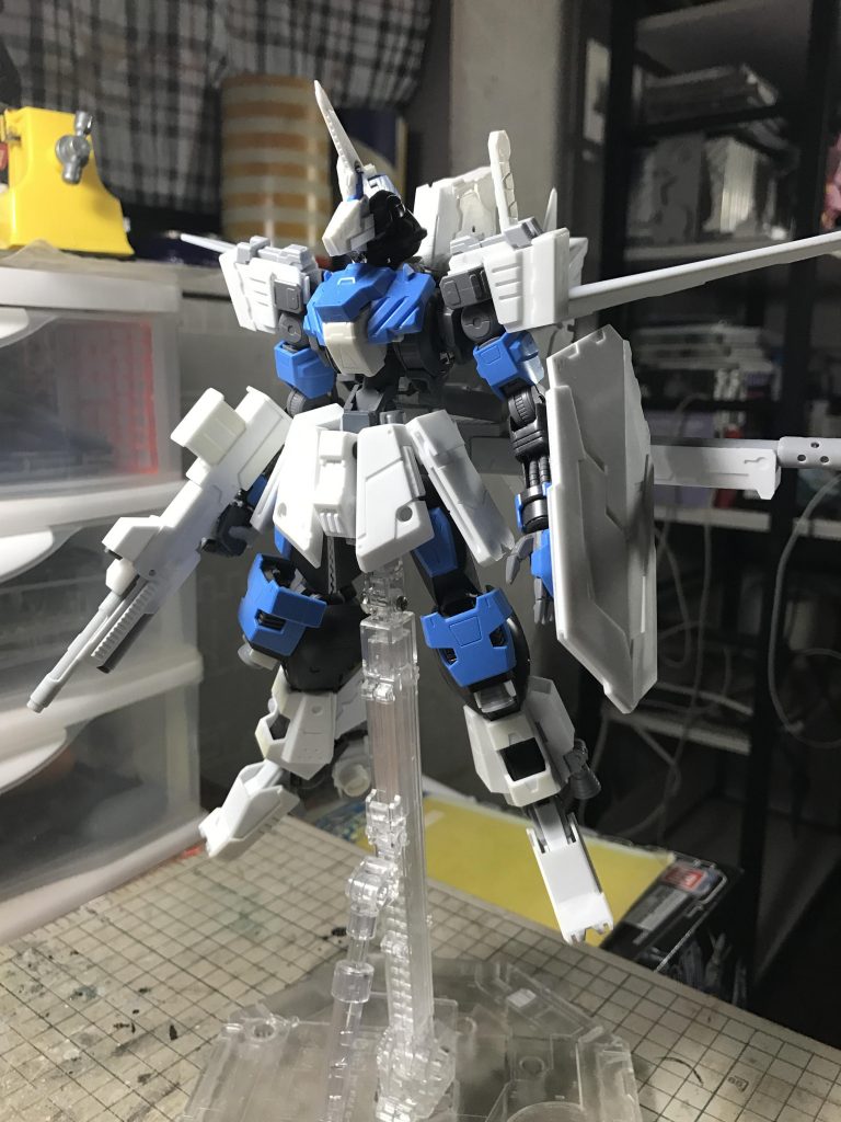 製作途中
ご覧の通り、大部分はプラ板でスクラッチ
ヘッドユニット・肩アーマー・腰アーマー・脛・ソール・ライフル・シールド・スナイパーライフル・バックパック・(完成品の黒い)ベースはほぼ全て自作し、一部はビルダーズパーツから流用しました