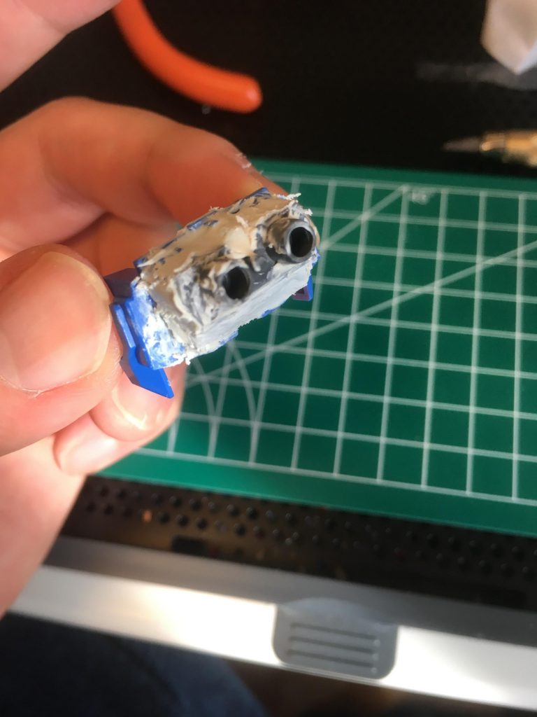 隙間埋め、強度出すためにパテもりもり