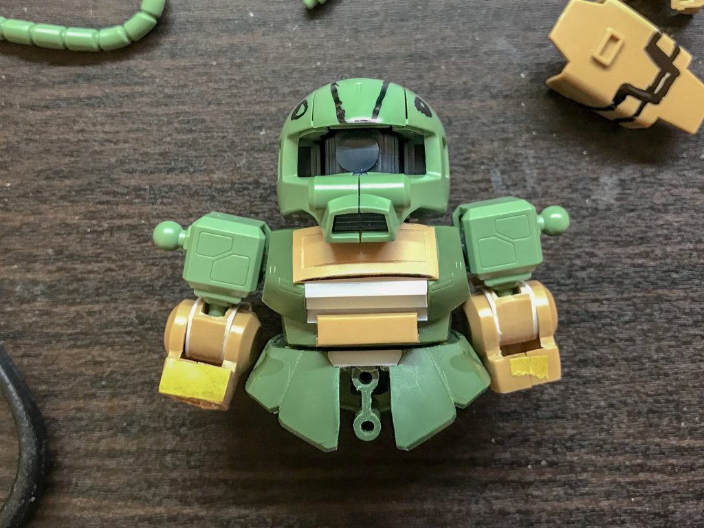 ベースとなるザクもデザートタイプに近づけつつ面影を残すように加工していきます。