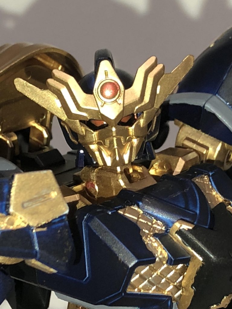 マスク越しの赤い瞳がすごくカッコいいです