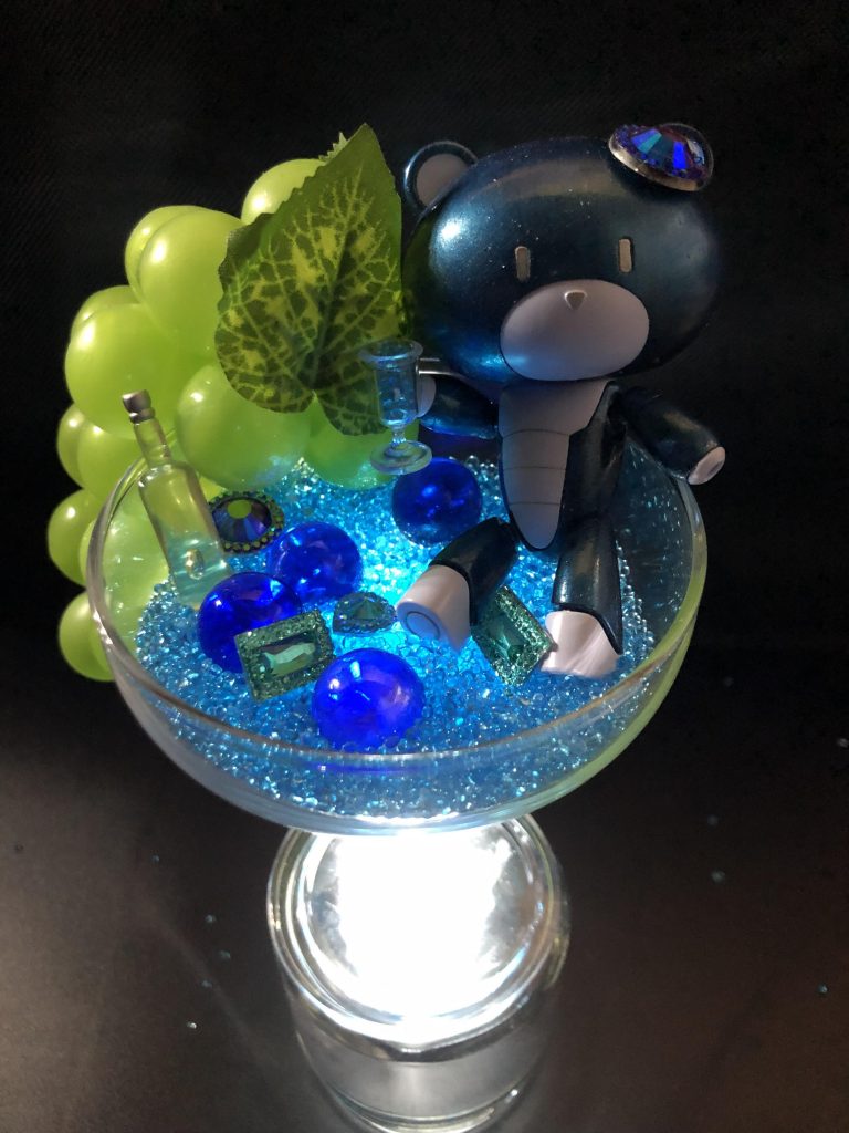 下から照らすと、中のカクテルが輝いて、なかなか素敵です!