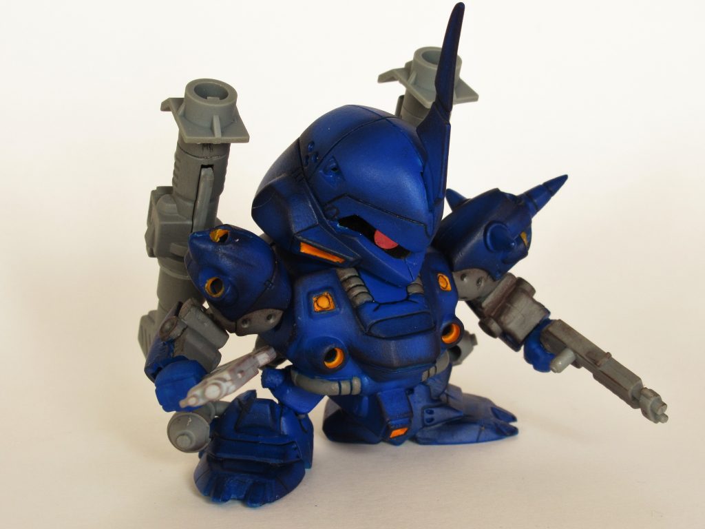 顔はモノアイ を可動化し、首はボールジョイントに変更。肩と腕を切り離し、ボールジョイントで接続しています。