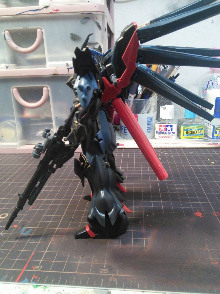 横から。ビームライフルを左に持っているのは、私が左利きだからです(笑)