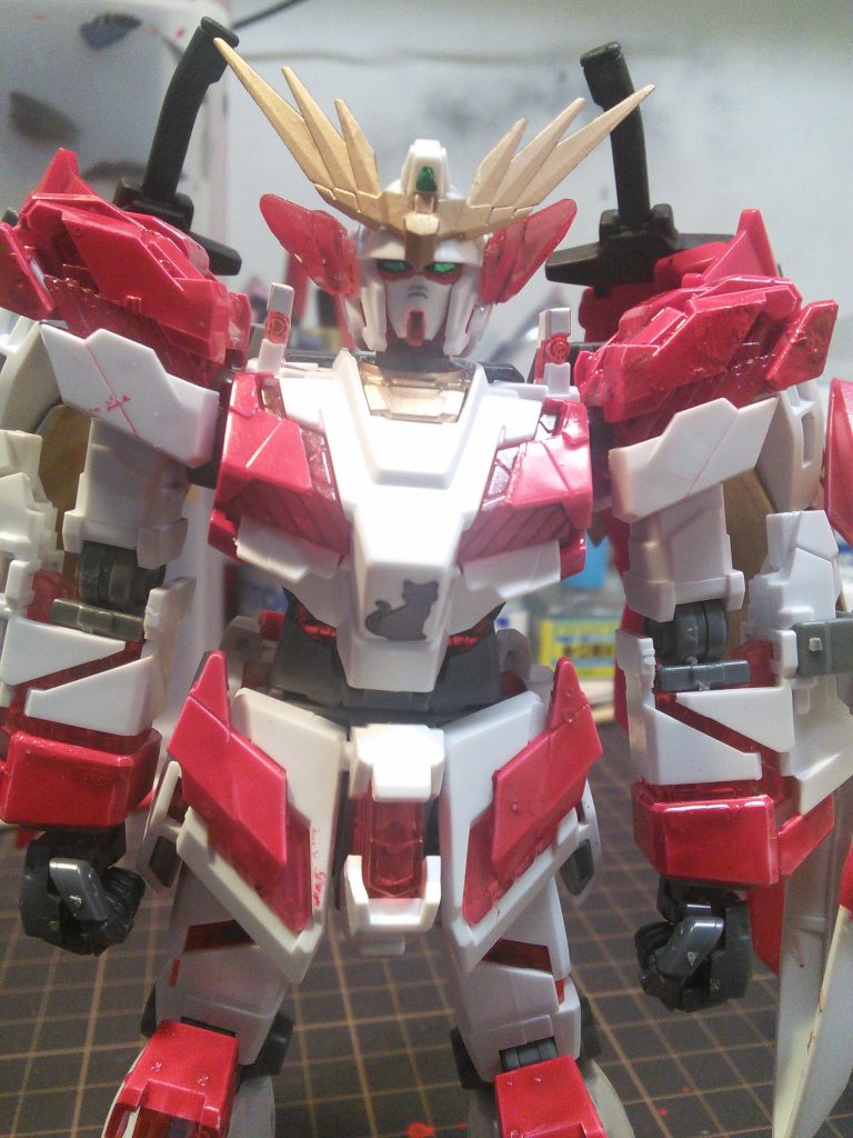 ユニコーンガンダムと、ウィングゼロ炎のニコイチ。頭部にはウィングゼロ炎の目のパーツを加工したのをペタリ