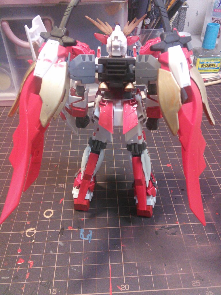 背部。ユニコーンの背中に無加工で着けられたが、念のため、プラ板経由で接着。