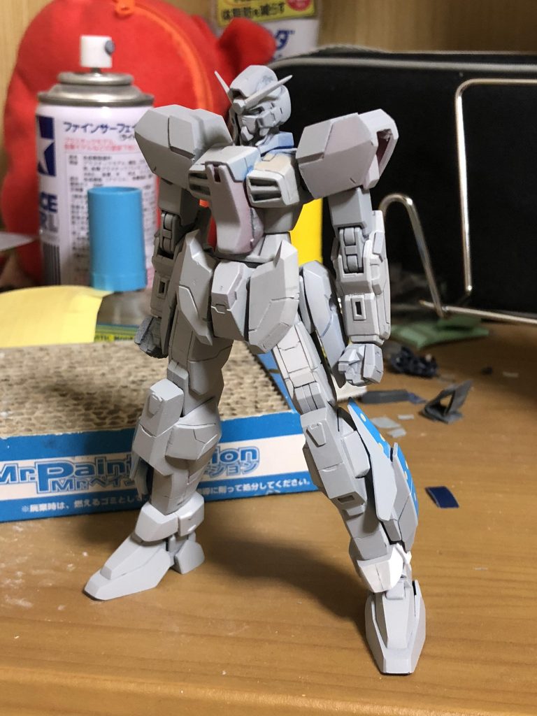 【腕部】肩はヴァーチェを小型化させた後にプラ板で改造してます
関節はトランジェントから
腕はキュリオスです
【腰部】
フロントアーマーはキュリオスのリアアーマーを小型化し使用。中央部はヴァーチェ
腰部ベースはトランジェントを使用してます。この時はサイドアーマーをセブンソードにしてますが、トップコートに失敗した為トランジェントを後に使ってます
脚部はケルディムを延長し使用。ふくらはぎのパーツはダブルオースカイから
靴は0ガンダムです