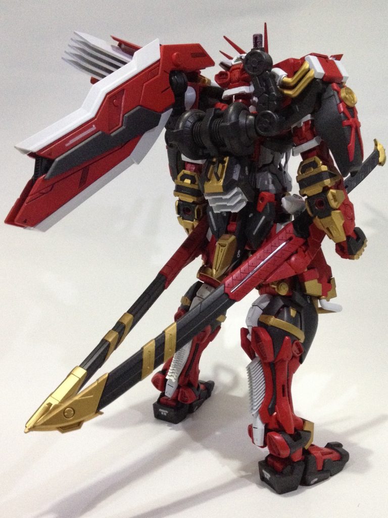 バックショットです。（片方の羽根を外しています。）アストレイに元々付いているパーツに加えて、HGシグーディープアームズのバックパックと市販の改造パーツによってバックパックを作成しています。羽根のギミックは残してあるので、両腕に取り付けられる大型の片刃剣に可変します。また、ふくらはぎ部分には放熱板をイメージした部品（いわゆる［シイタケ］）をプラ板にて作成して取り付け。