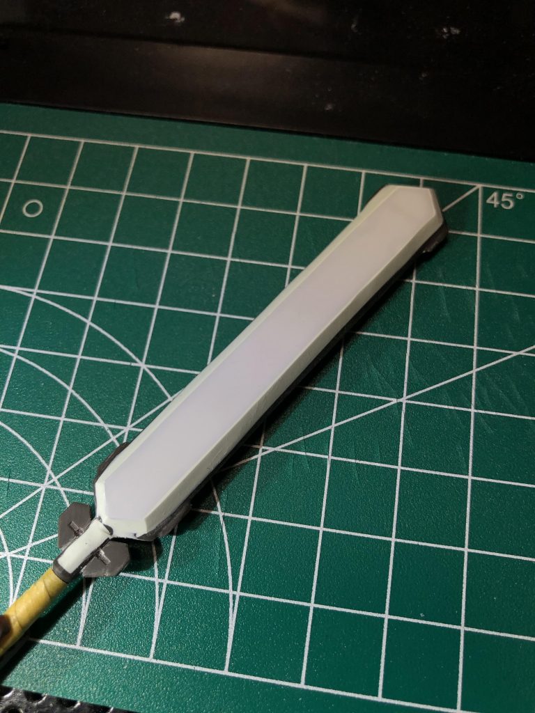 ソードメイスは、重さ対策のためプラ板でフタをし、周囲を最小限のパテで埋めてあります。