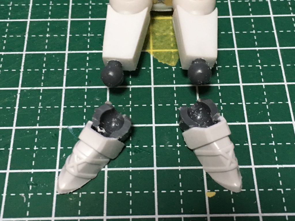 足首にはボールデンを使用してみました。
因みに、肘は自作関節を使用。