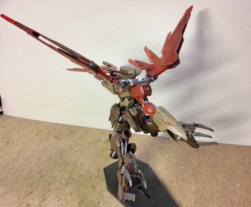 MA形態 デザートイーグル
マント型装甲を展開し翼として使用する飛行形態
装甲としての機能を一時的に破棄するため防御力は落ちるが、その分トップスピードと旋回能力が向上する