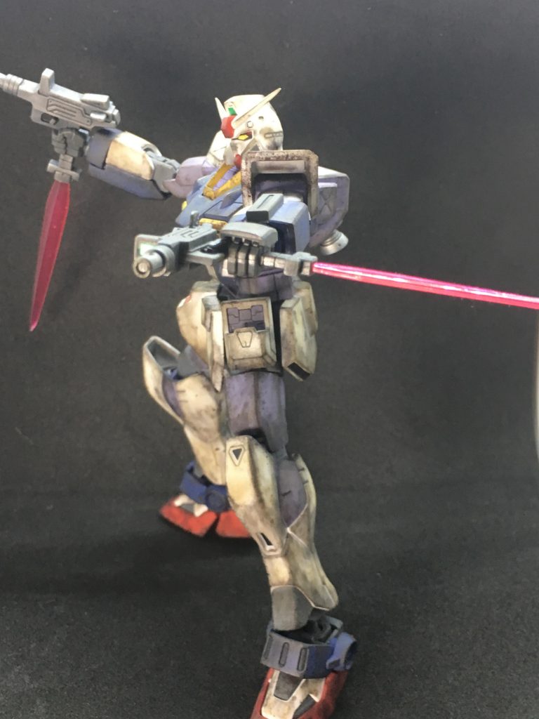 合わせ目が少なく脚部も良く動く上にトリガー部分が差し込み式で武器の持ち替えが非常に楽な良キットでした^ ^