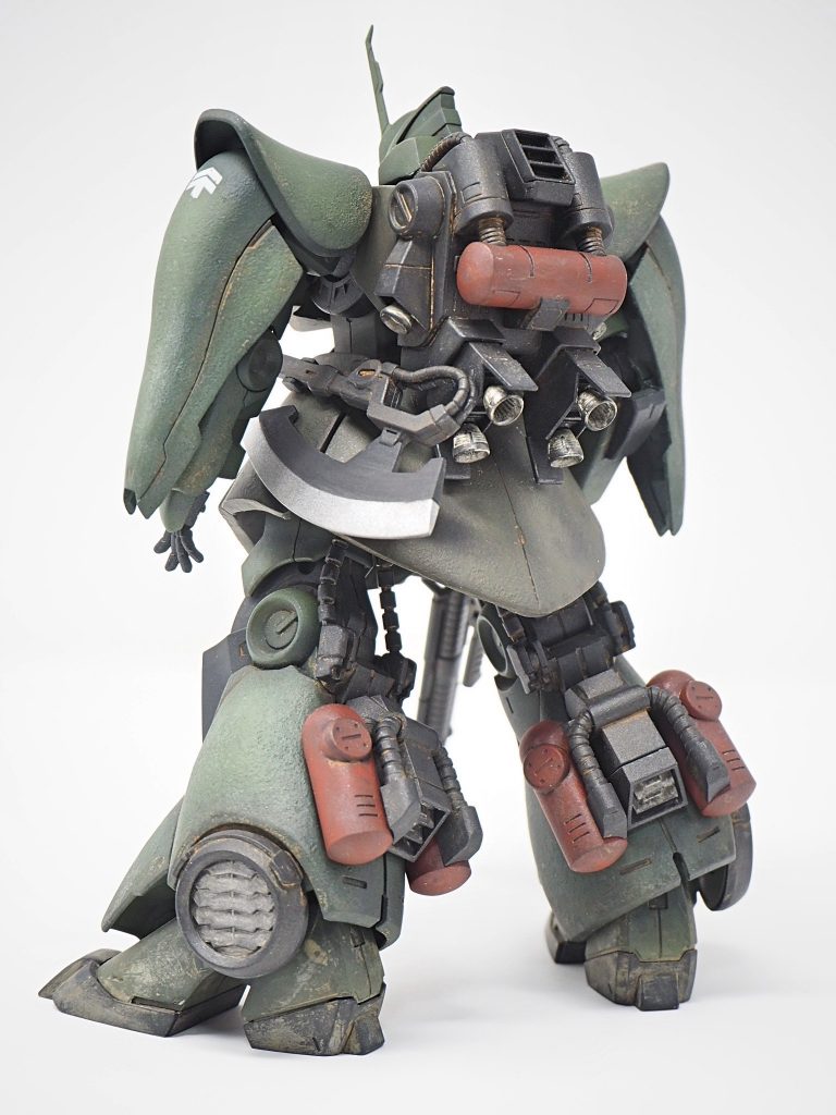 重装甲の正面に対して、背面は推進機の塊としてメリハリを効かせています。1stとZの間にあるMSVを意識しました。サイドにマウントした大型ヒートホークもお気に入りのポイントです。