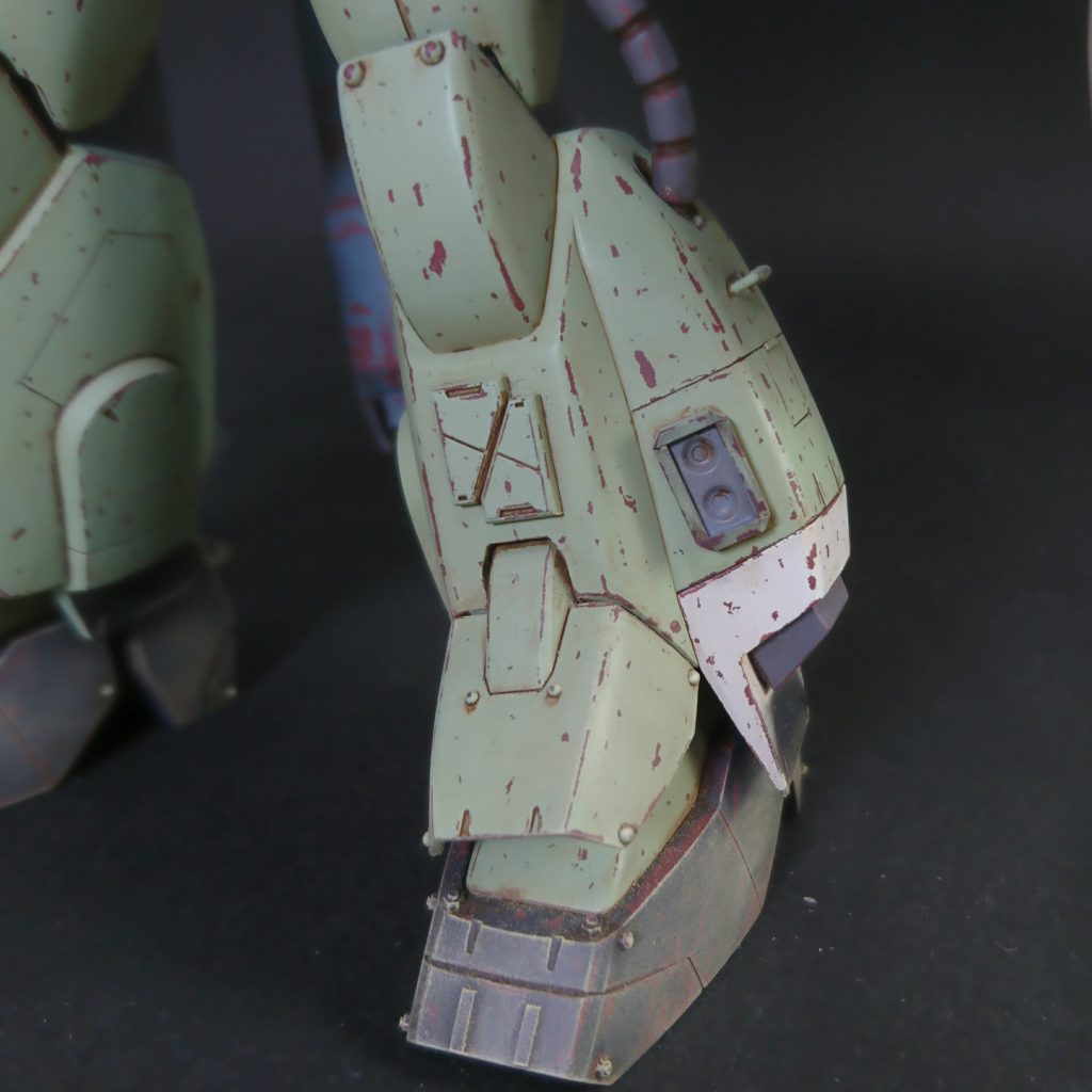 脚に付いているスラスターは高機動型ザクを参考にして作りました。