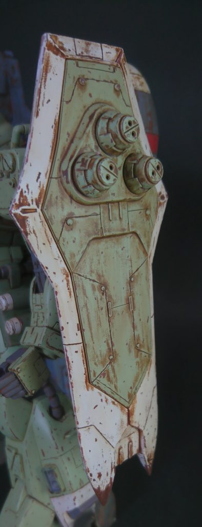 ここはね…笑
ウェザリングカラーの使い方を間違えた結果こんな風に汚れたんです…笑
まぁシールドは汚れてなんぼのパーツなんでいいかなと笑