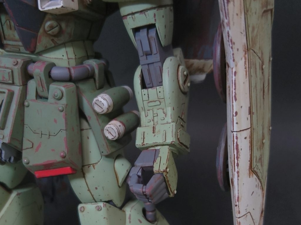 腕も結構プラ板ぺたぺたと貼り付けました。特に頑張ったのは関節!