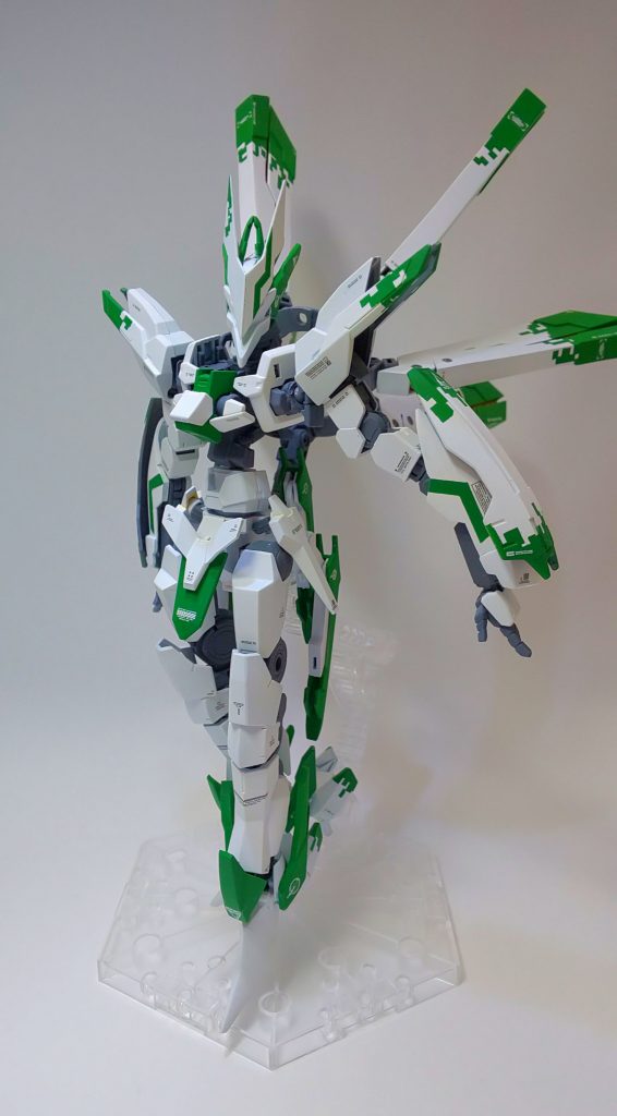 デザインは永野メカにかなり影響されており、機体の大まかなデザインはFSSからアイディアを頂いてます。ここに今回のモチーフである妖精とオープンギミック、グレイシャーから引き継いだ6枚羽を加え本機体のデザインを確定させました。