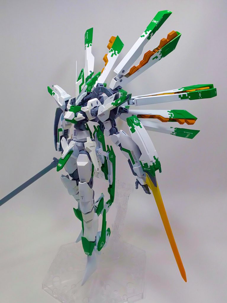 高速機動形態
バックパックが開き制限付きで超高速機動できる必殺技的なものです。
バックパックが変化することで背面のシルエットが変化し内側から別の色が出てくるため、機体の印象が変わります。