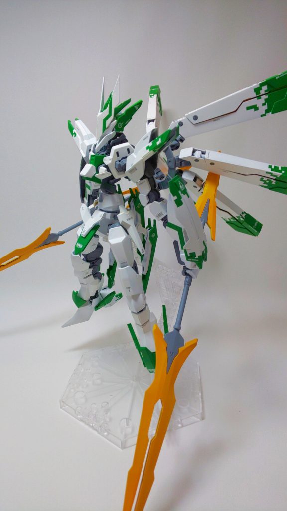 ロングソードと腕部装着式ブレードがメインウェポンですが、元機体よろしくパルチザンもあります