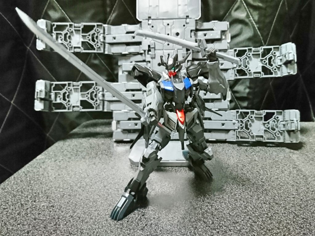 武刃鎚には専用の長刀を用意
基本兵装としては長刀×1ライフル×1
出撃時には選択式として手持ち武器とマウント兵装と武器を手持ち×2バックマウント×2
射撃特化装備にライフル×4 近接特化装備に長刀×4 基礎強化としてライフル×2長刀×2
腰サイドスラスターにナイフを一本づつ収納
この機体の特徴である腰部スラスター“ジャンプユニット”にはジェットとロケットのハイブリットしたもので瞬発力にはロケット、持続飛行にはジェットを使用、さらにエイハブスラスターも使用することで飛行能力を高めている
ジャンプユニットはアームパーツによってフレキシブルに可動し驚異的な機動性を誇る
さらにバックパック、腰部サイドスラスターと併用し更なる機動力を得る
宇宙空間ではこれらに寄りかなりの機動力を誇り大気圏内では長時間の単独飛行能力を獲得した