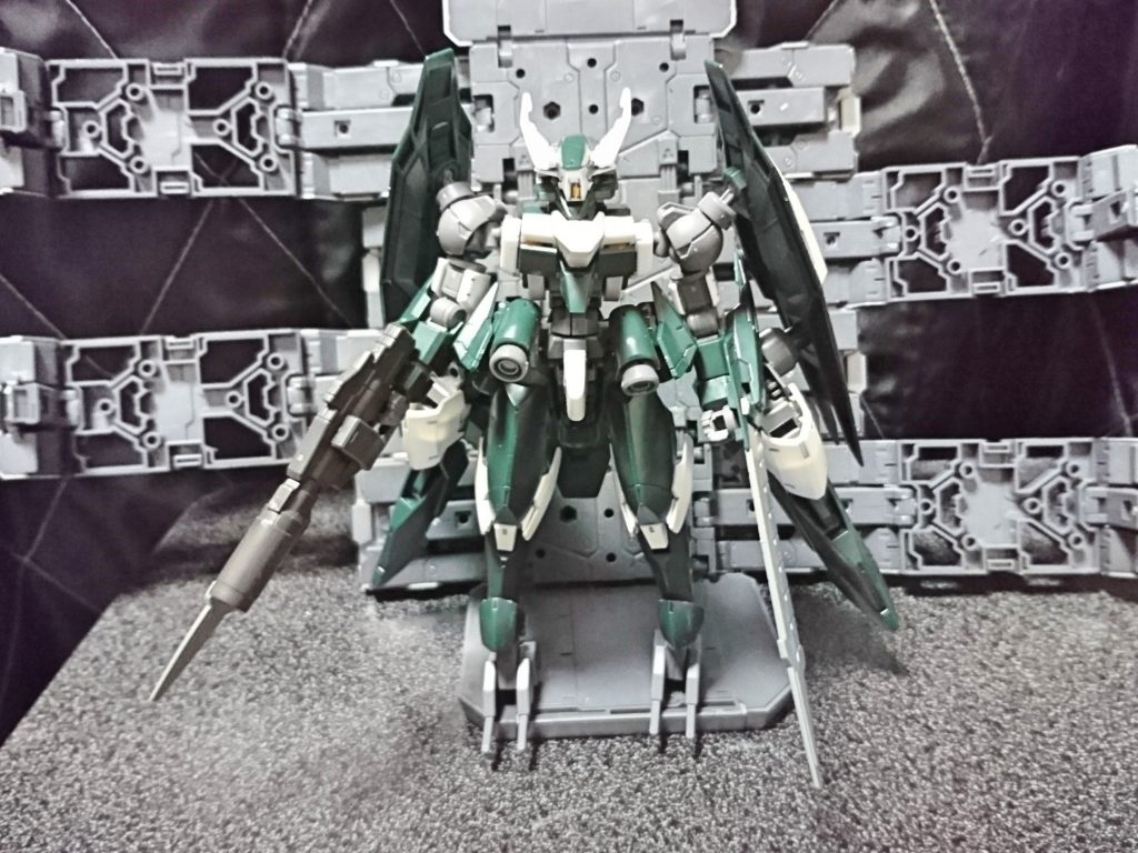 オプションにジュリアの脚部ブースターを外付けブースターとして再利用
イメージとしてはオプションブースターを利用して敵の撹乱、戦場への高速移動と推進材の温存
固定ハンドではないので他の武器の仕様も可能で脚部も安定して使えるので地上戦もこなせる

単純に脚部ブースターの除去からの肩へスラスターの移設
ジュリアンソードの付け方改善とハンドパーツの交換だけなんですが制作動機としては元の肩のスラスターをパーツ取りして残りが勿体なかったのでとある機体の随伴機的な位置で作って見ました
まあほとんど素組なんですが(^^;