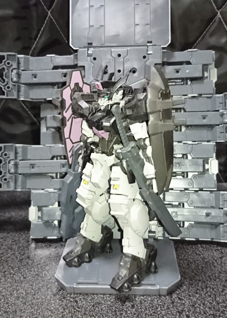 機体設定として、ガンダムフレーム73体に含まれないガンダムフレームの胴体が見つかりそれを現代技術で復元、改修し新たにアーマーを新造した機体
サブナックに使用したアラヤシキ弐型を搭載、ただしこちらはバイク型のコックピットではない