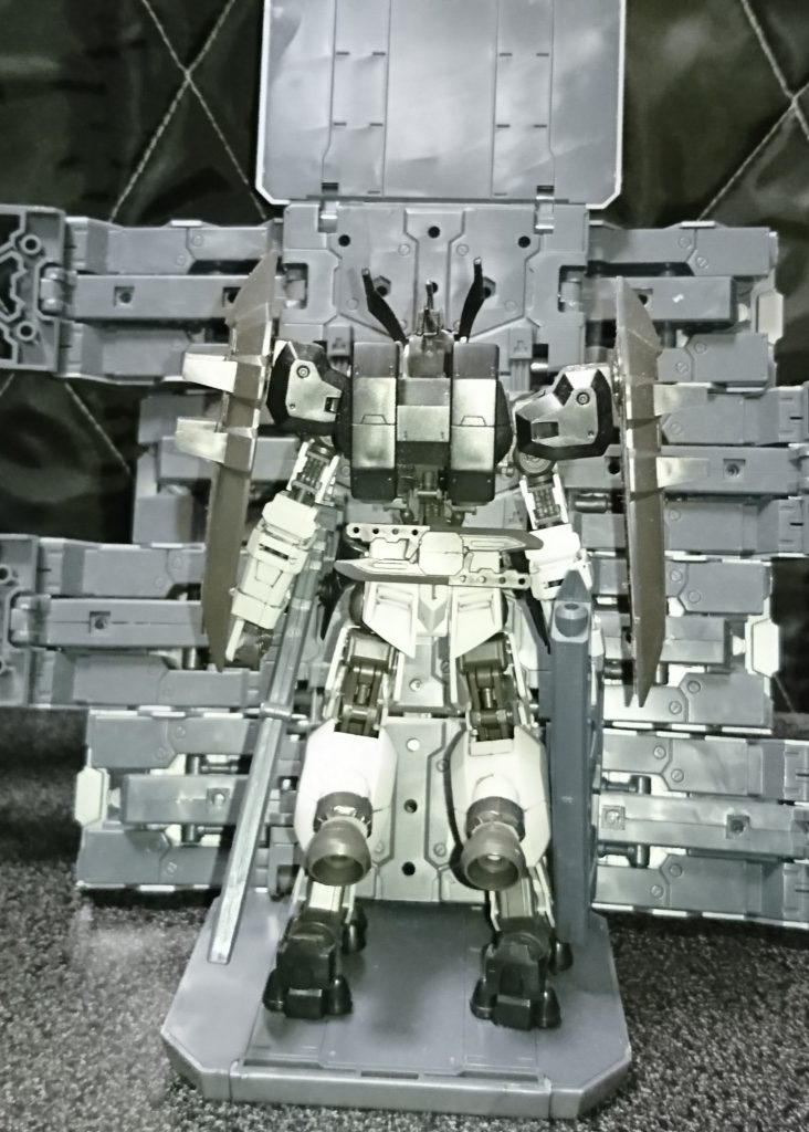 武装にはダンタリオンのバヨネットライフルと太刀、リアアーマーにはナイフを二本
両肩にスパイクシールド
汎用性を落とさずに防御と通信能力を強化し指揮官機としての意味合いが強い