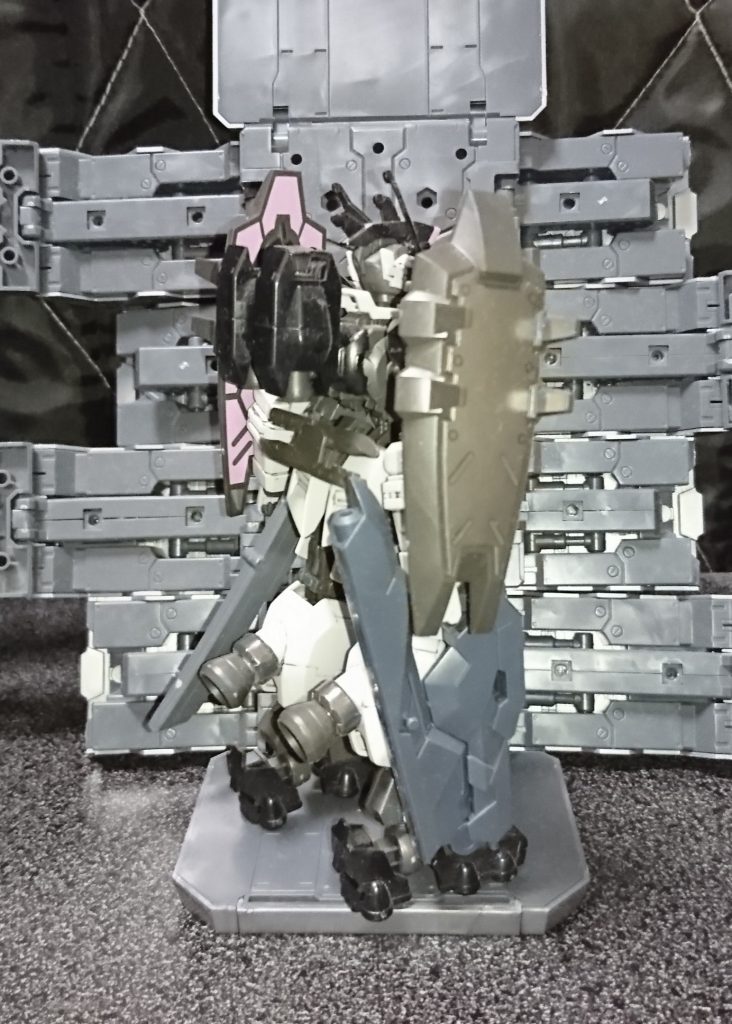 アスタロトリナシメントとウヴァルを二体づつ買ってウヴァル、アスタロトリナシメントのシンメトリー体を作った残りのパーツを使用して作りました
武装だけダンタリオンとコトブキヤのウェポンキットを使ってます
簡単ミキシングですが結構かっこ良く出来て気に入ってます