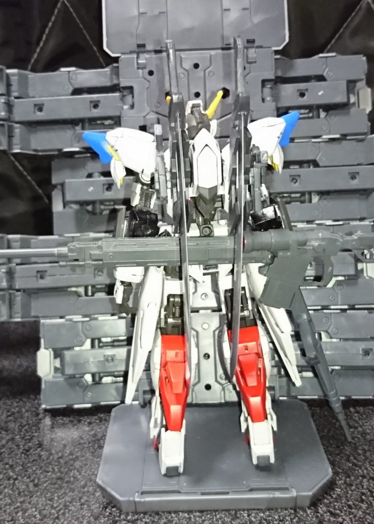 機体特性としては汎用性を重視しスラスターを全体に配置、高機動型には及ばないが全身のスラスターによって瞬発性が高くスラスターを一方方向に集中させることで一時的な加速性を得ることも出来る
悪魔サブナックは多才な武器を保持したライオンの姿をした騎士であったそうだ、それに合わせた用に重武装型の機体になっている
ナイフ×2 長剣×2 ハンドガン×2 対艦ライフル×1 が標準装備でアサルトカービンとライフルを選択しこれらを二挺づつ装備してフルウェポン形態にも
腕には別に追加アーマーを左右に一枚づつ装備、アーマーにはスモーク、グレネードなど選択式で装備できる