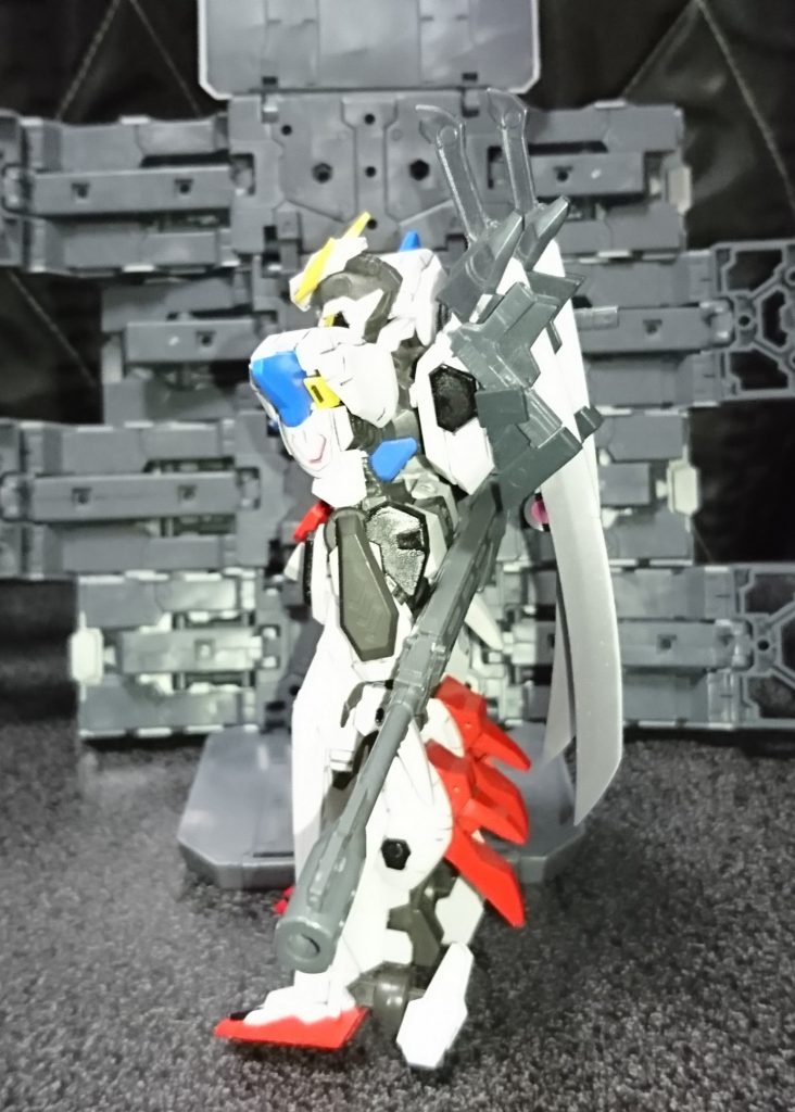 操縦系、コックピットは新造さた
操縦系にはこれまでのアラヤシキは使用されず機関によって作り出された新たなアラヤシキが搭載されている、これは準アラヤシキ的なモノでヴィダール(キマリス)の用なモノとも異なり外科的手術も必要無し、頭部、首と脊椎系にスキャナーを当て機体とパイロットを繋ぐモノ、スキャナーによってパイロットの思考を読み取り機体に反映、パイロットには機体情報等が直感的に伝わる、これはアラヤシキ弐型と言われる
コックピットにはバイク型の操縦席が採用、前傾姿勢にアラヤシキ弐型のスキャナーが背もたれ型の補助アーマーとしてパイロットの保護具として機能する、そして必要に応じて前傾姿勢と通常コックピット姿勢での背もたれとしても機能する
このバイク式の前傾姿勢はサブナックの瞬発性に対応する為である
以上旧ガンスタで投稿した時の覚えている限りです