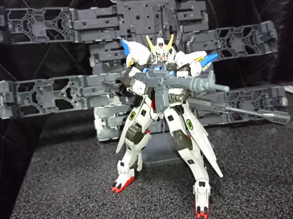 アスタロトをメインに左右対称にしてから頭部をバルバトスとアスタロト、リナシメントでミキシング
胸部はリナシメントのアーマーのサイドを補強
腕はアスタロトでMWのパーツをアーマーに使用
脚部をバルバトスとアスタロトで構成
ブーストアーマーとリアアーマーにマグネットを仕込み、ライフルとアスタロトライフル、アサルトカービンにもマグネットを仕込んでマウント出来るようにしました
バックパックをバルバトスのを使用してから刀をフレームアームズのマガツキのを使用
サブナック仕様に長さを調整、マウント用パーツも同じ用に、その横にマウントパーツを着けてからハンドガンをマウント
今回はちょい変更で肩をバエルのモノにしてみました、ライオンエンブレムは忘れてましたw