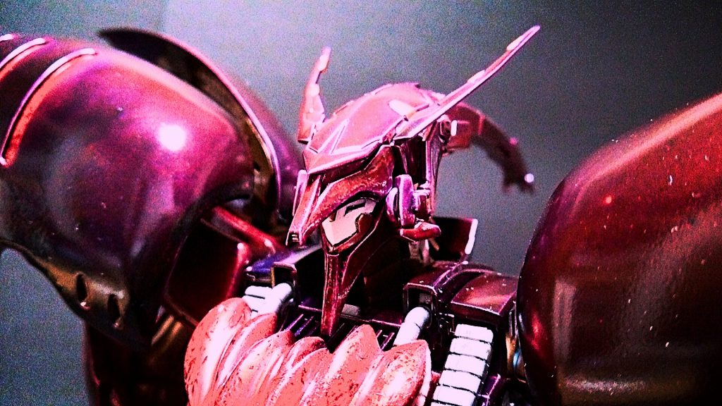 頭部の下にフェイスパーツを付けて人型ながら異様な頭部を表現。