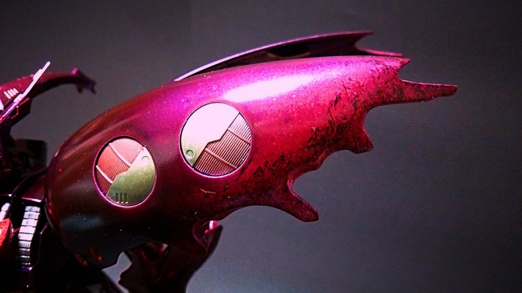 肩のバインダーはラップ塗装とクリアーグラデ塗装で有機的な装甲を表現。