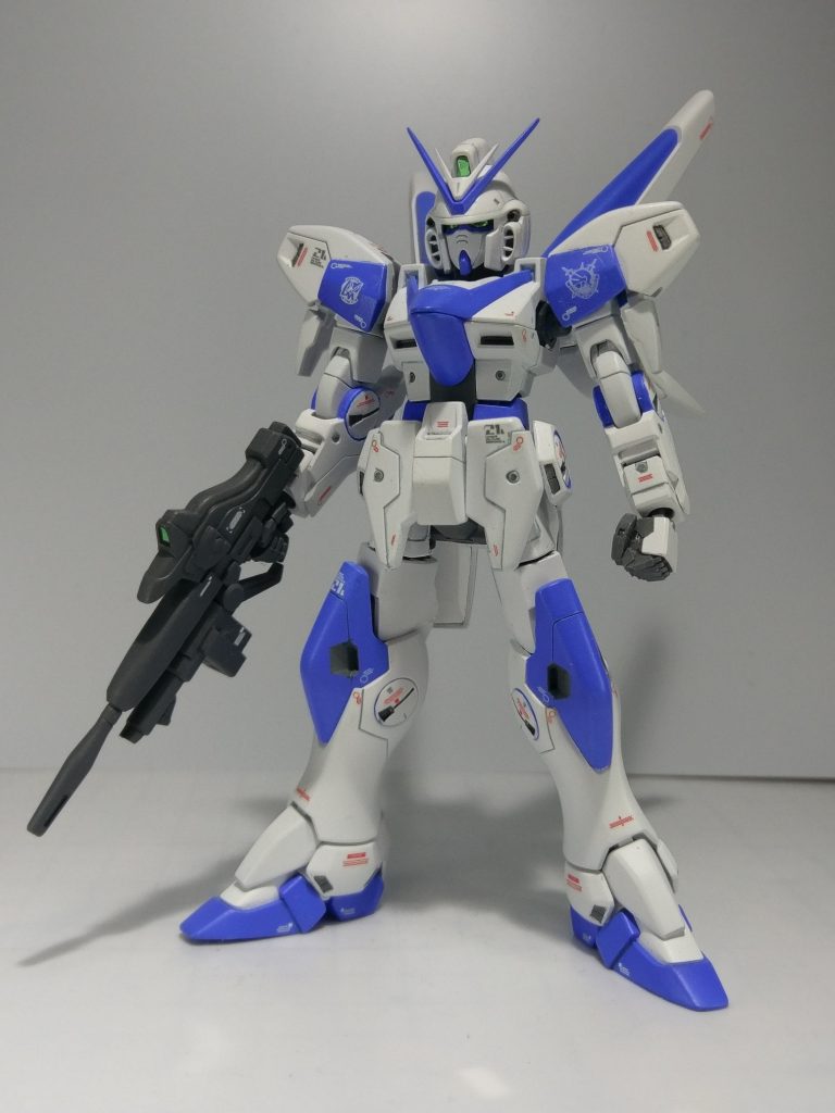 本体のプロポーション自体はキットのままです。MDユニット、肩、腰、くるぶしの各所にスジ彫りを追加しています。
腰後ろのパーツの裏側はMGキットを参考にエポパテで厚みのあるパーツを作りました。
ビームライフルはバレル部を２mm延長し、マズルはVガンダムのビームライフルのものに交換しています。