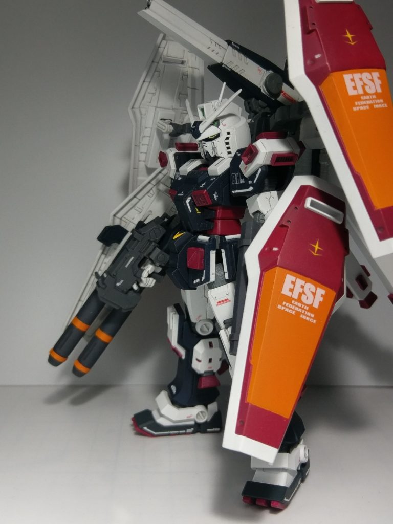 シールドはマスキングによる塗り分け、マーキングはシールの厚みを嫌ってデカールを自作し貼っています。