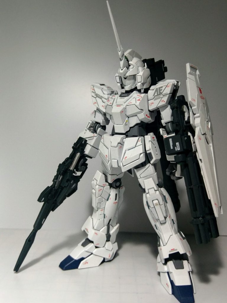 襟と首のすり合わせと脚の長さの調整に苦労しました。脚はロール軸の追加も兼ねて太腿を４ミリほど詰め、脚の付け根はジム・スナイパーⅡを使いそれに伴ってヒザ関節の軸も位置を調整しています。