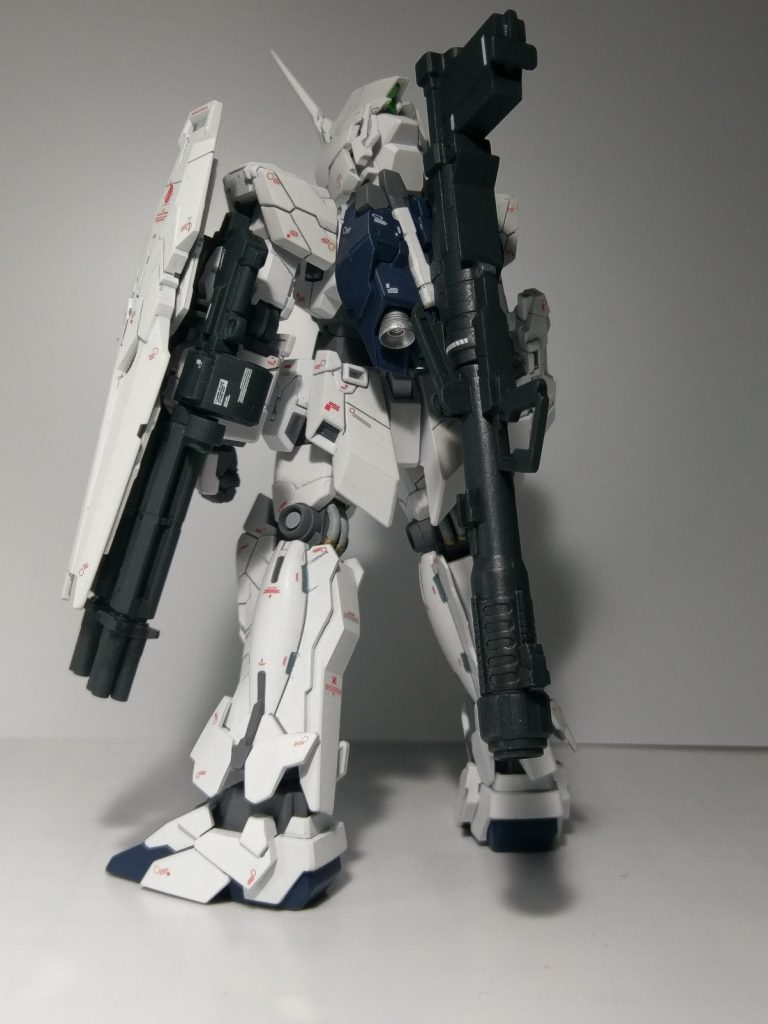 武器はビームマグナムにハイパーバズーカ、そしてビームガトリングガンをチョイス。これくらいの搭載量が好みです。デカール貼りの量が多すぎて大変でした(笑)。