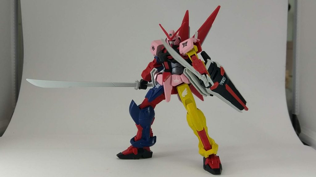 ミリシタ1周年メルカリコラボ企画で製作されたデカールを使うことを目的にした作品なので、腰回りの属性別チームエンブレムと盾の「765」にそれを使用しています。肩のマークはミラクルデカールを使った自作です。