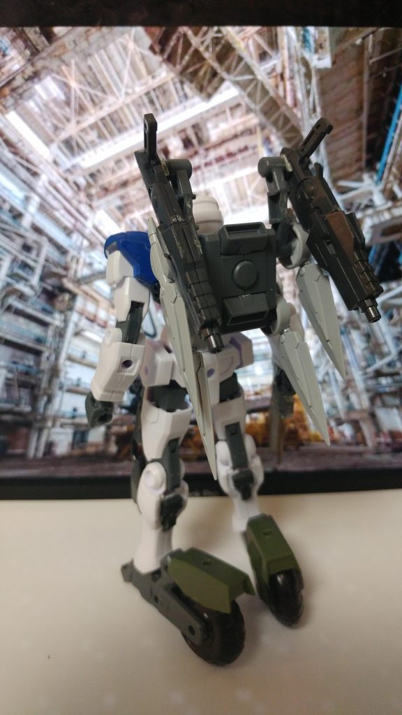 バックショット。各部ダクトを配置し排気量を高めた結果、エネルギー効率が高まり、機動力が向上。通常のガードフレームの約3倍の機動力があるため、操作はややピーキーになっている。