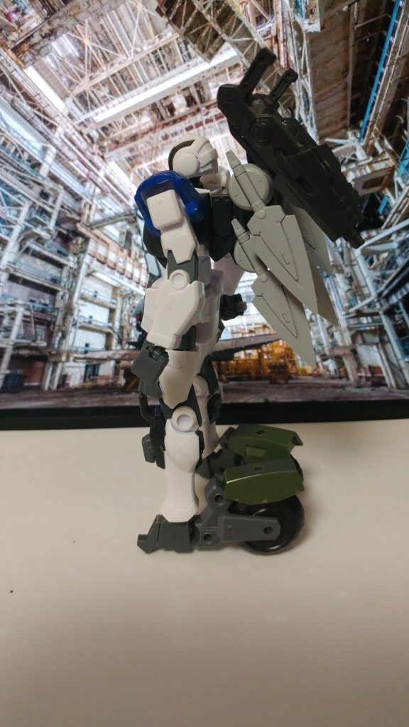 脚部には地上を高速移動するためのタイヤを装備。
武装は、二丁のビームライフルと四本のヒートナイフ、一丁のショットマグナム。