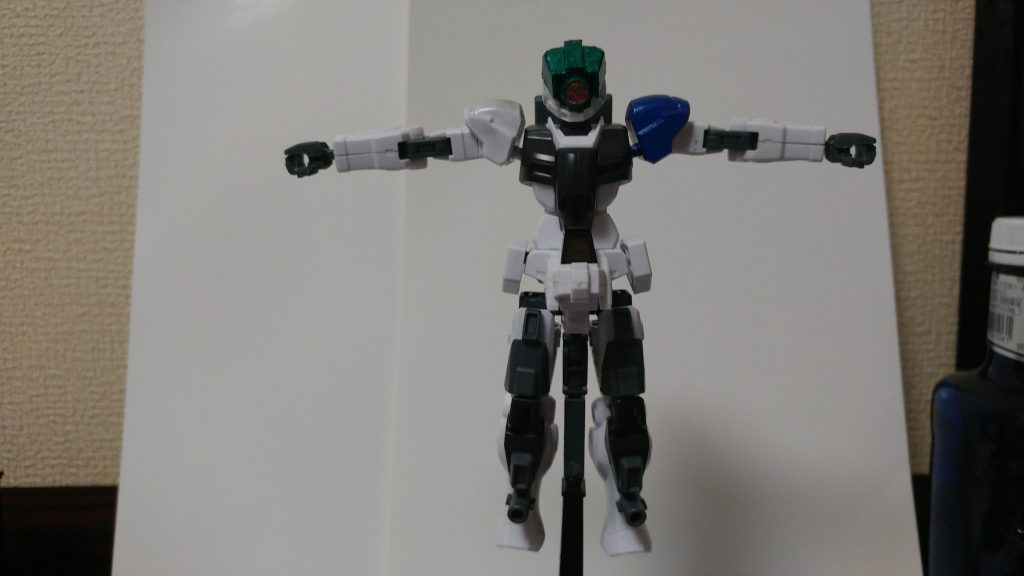 主な改造点は頭部を一つ目にし、ガルバルディのようにメインカメラにモールドを入れ、プラ板で装甲を追加しました。