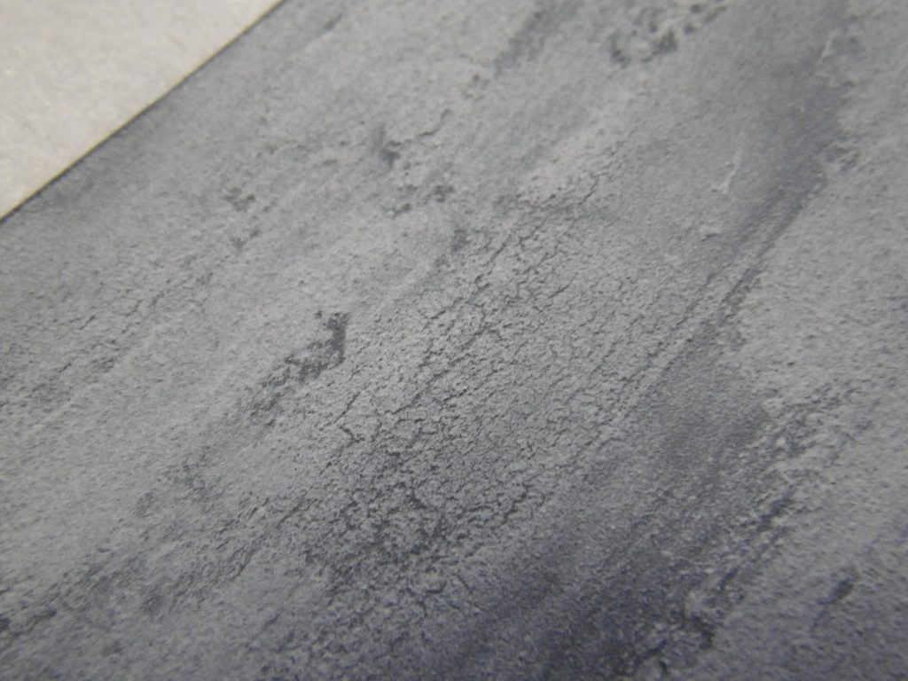 路面のひび割れた感じを表現。