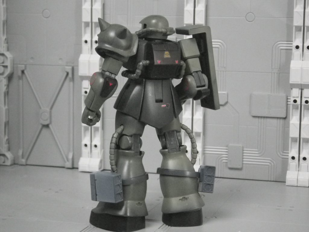 ザク以外には61式戦車、ワッパが各2体と兵士フィギュアがいてます。
今回は作ってませんが(^^;)。