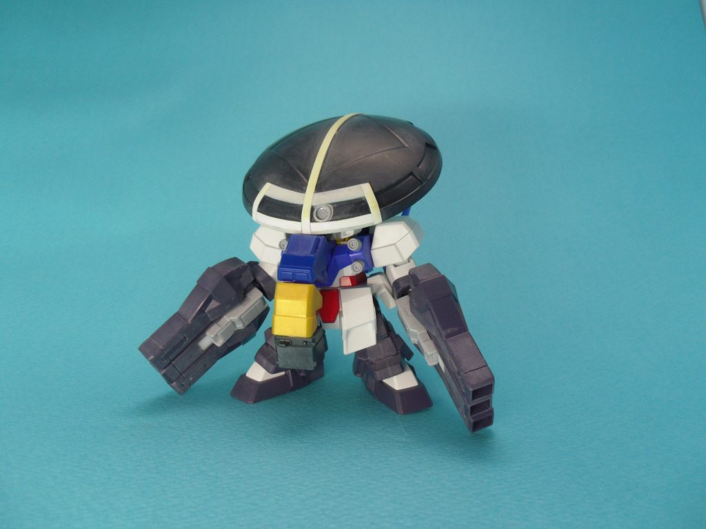 頭部はAGE-3の頭に覇利丸の笠パーツを移植。
鼻は三国伝キットの腕パーツとBB戦士クシャトリヤに付属のロトの左肩のパーツを組み合わせたモノです。
手のキャノン砲はフォートレスのパーツを組み合わせてあります。