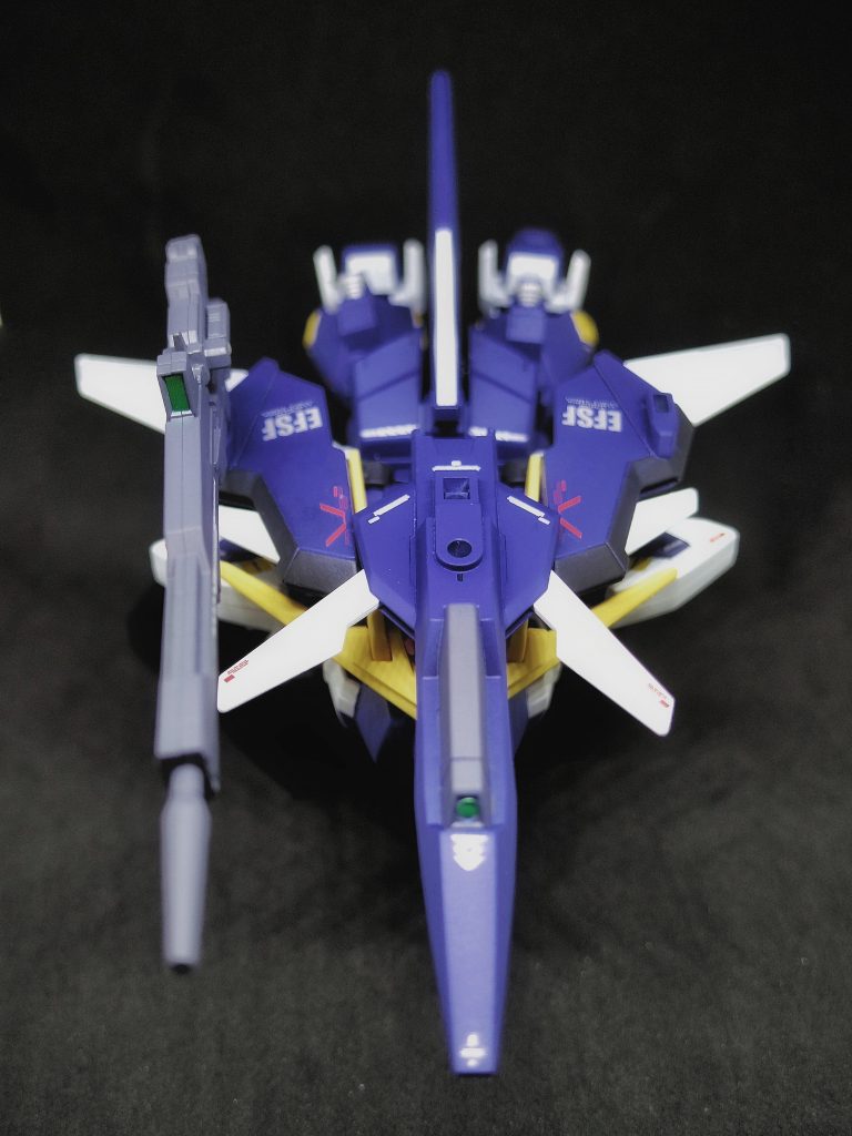 こちら正面からです。
注目してほしいのは、アンテナの収まり方です。
あとは、垂直尾翼を着けることで、より戦闘機らしい形を目指してみました!
あ、そうそう!
ビームサーベルも、ちゃんと腰にマウントできるようにしてあります。気づいてもらえたかな?(・・;)