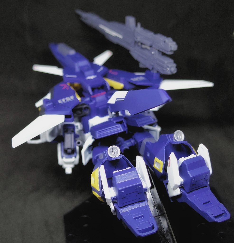 こちらは、変形後のバックショット。
SDでありながら、変形時のフォルムはHGと同じくらい良いフォルムになったと思います(^-^)v
SDって、可変形だとどうしても頭が邪魔なんですよね(^^;
ベースに使用したデルタプラスも、元々変形ギミックがあるのですが、頭は取り外して、パーツも余剰が出るんです。
なので、今回はあえて、その変形ギミックは、利用せず、頭を取り外さなくてもできる変形にしました!*余剰パーツ無しの完全変形*です!
もう、これは、私のこだわりです!(笑)