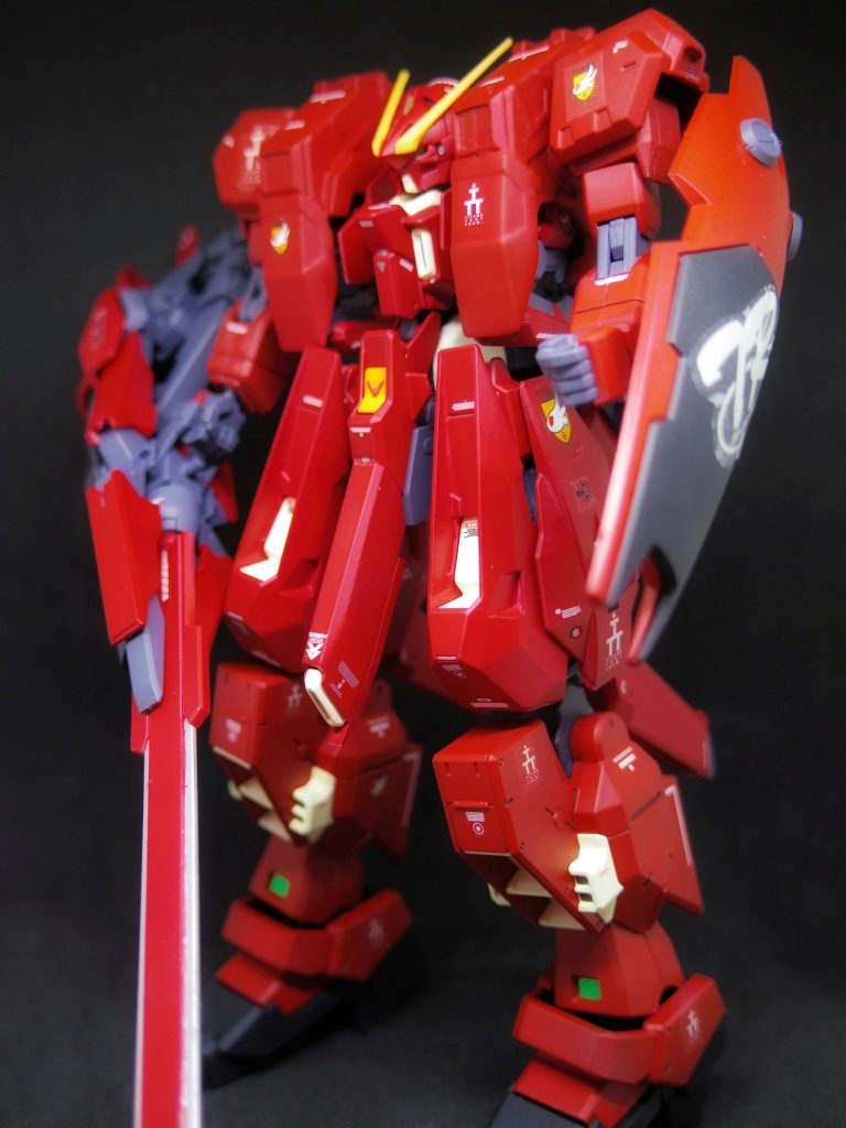 ## ストローベリー
アドバンスドヘイズルの手足を装備した形態。一応、*この形態をストローベリーと呼称*。
ヘイズルの脚部を装備したことで、地上戦における安定性を獲得。また、空間戦闘においても、追加スラスターとして機能する。